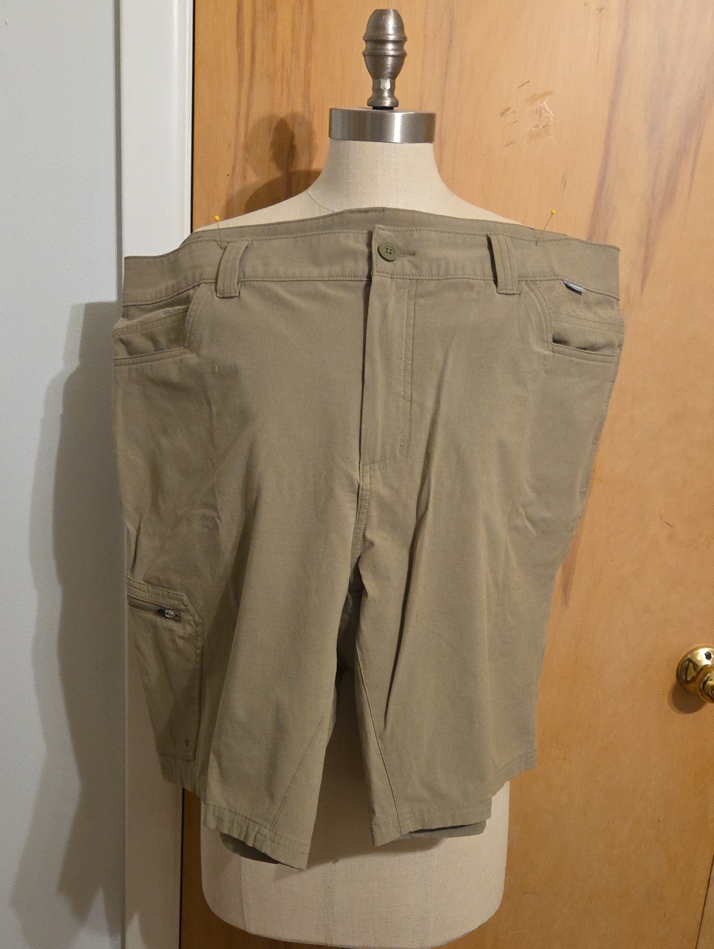 Simms Men's Cargo Fishing  Shorts in Olive-Tan 40x9.5